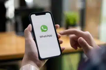 Pessoa mexendo no WhatsApp no celular.