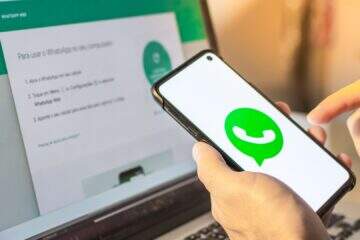 Pessoa conectando o WhatsApp Business no PC.