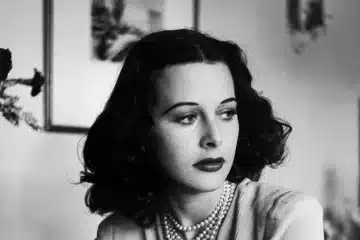 Quem Inventou o Wi-Fi? Hedy Lamarr em foto preto e branco, perfil.