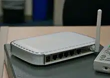 Roteador branco sobre mesa.