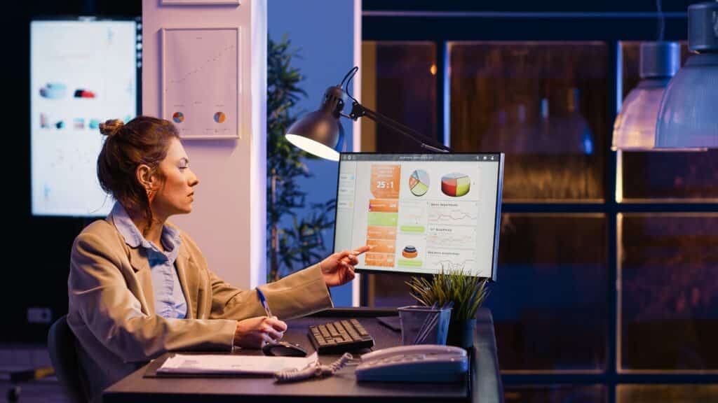 businesswoman using laptop office - DT Network