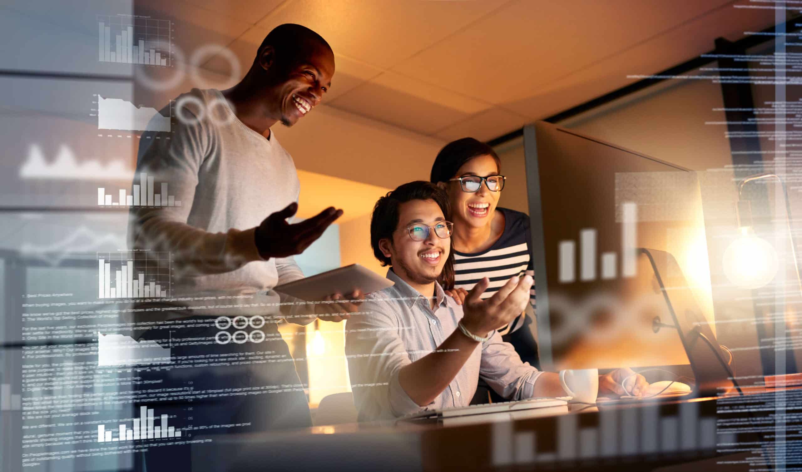 pessoas vendo o crescimento de números através de gráficos, simbolizando o crescimento de clientes com o uso da internet da empresa com o hotspot social.