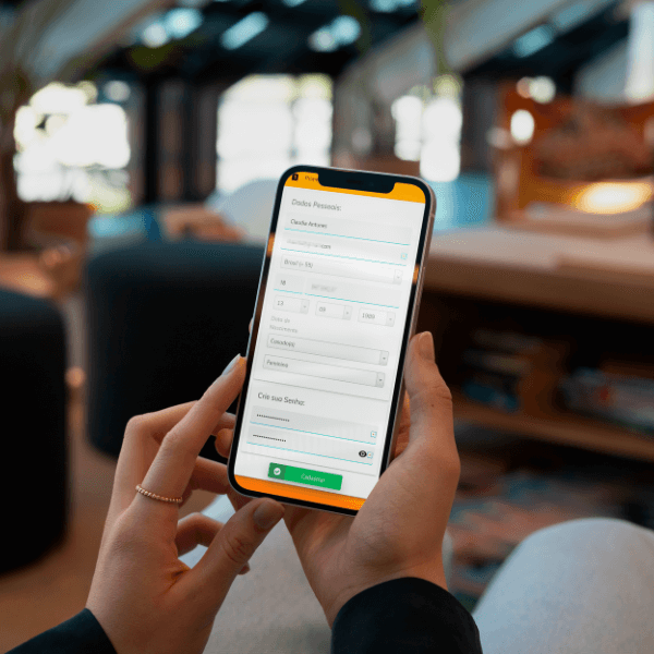 uma mão segurando um celular com uma tela personalizada de login de um hotspot social simbolizando wi-fi para clínicas