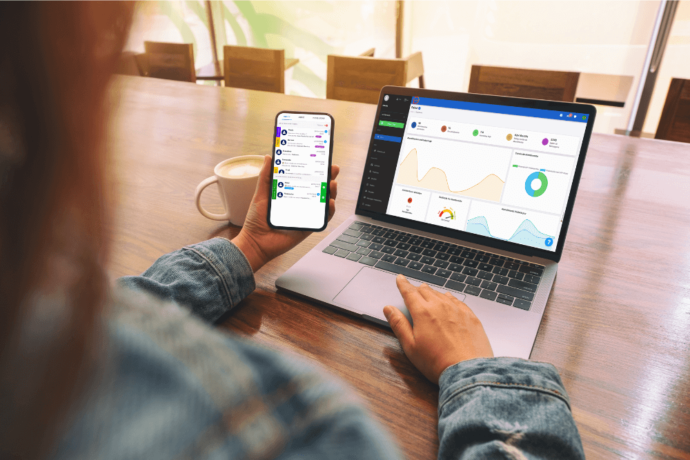 pessoa mexendo no computador e no celular acessando o chat corp e simbolizando o melhor whatsapp para empresa