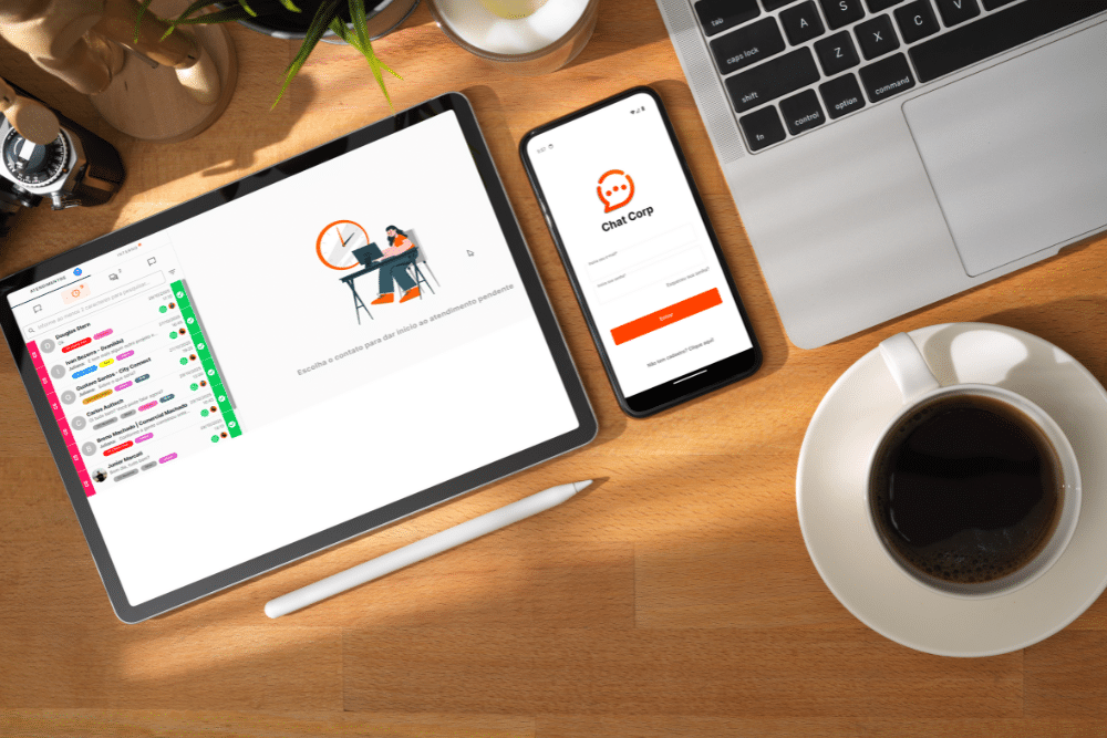 uma mesa com café, um tablet e um celular conectados no chat corp simbolizando o melhor whatsapp para empresa