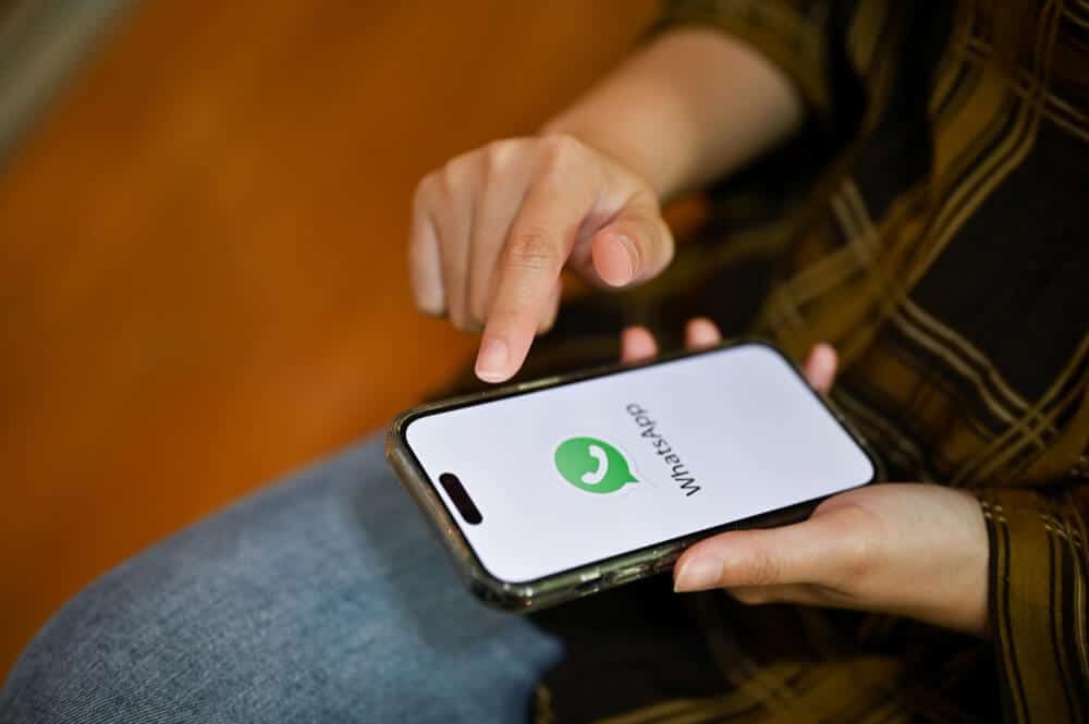 pessoa segurando o celular acessando o whatsapp simbolizando qual o melhor whatsapp para empresa