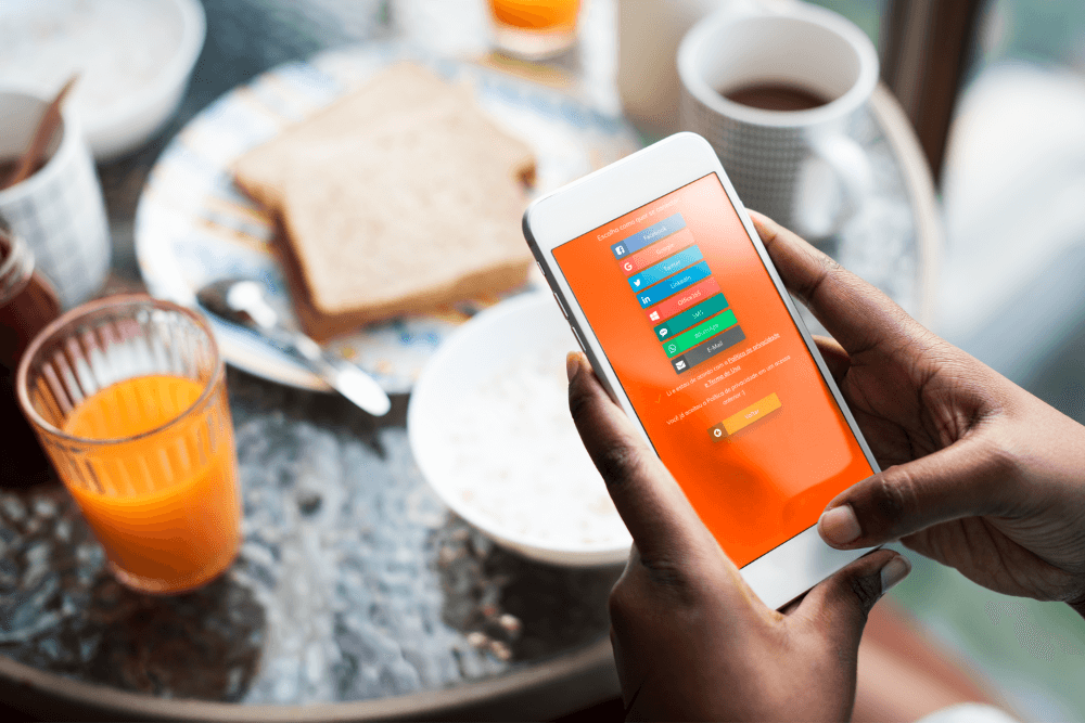celular na mão em um restaurante fazendo login de acesso no hotspot social simbolizando como gerar leads qualificados