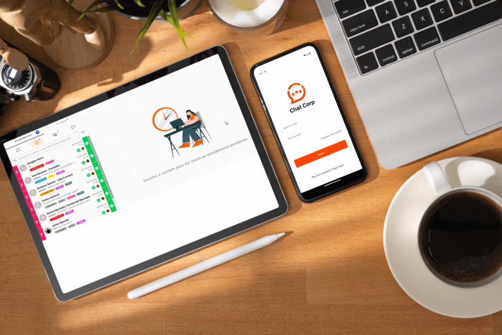 tablet e celular na mesa com acesso ao whatsapp, simbolizando Como usar o WhatsApp Business com múltiplos usuários