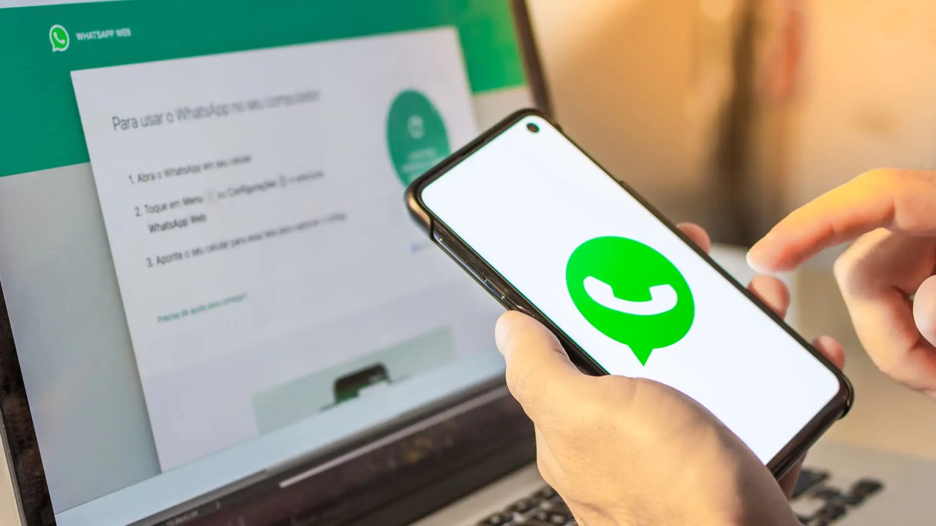Pessoa conectando o WhatsApp Business no PC.