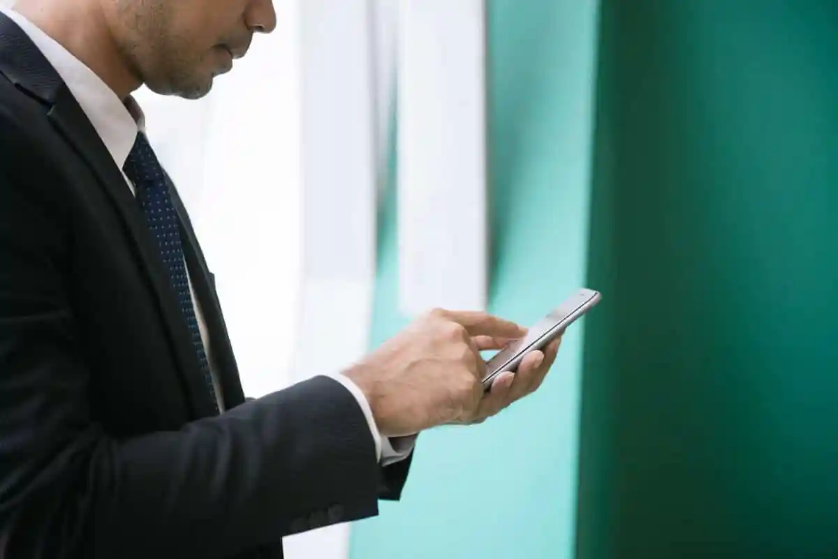 WhatsApp Business: Como ele pode ser utilizado em setores específicos como varejo, saúde, educação e muito mais.